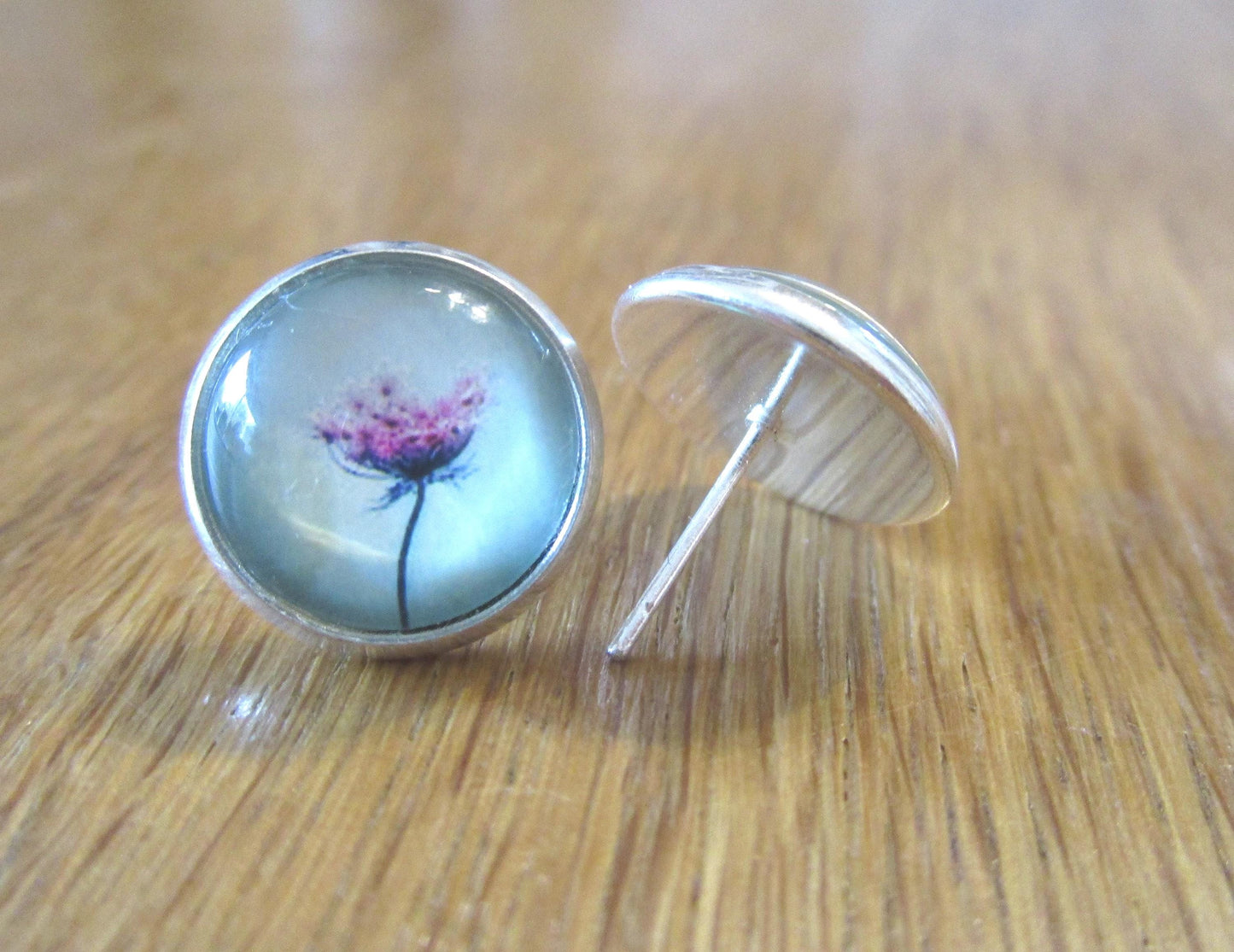 Ohrringe mit Blumen, Ohrstecker mit Cabochon, silberne Orstecker