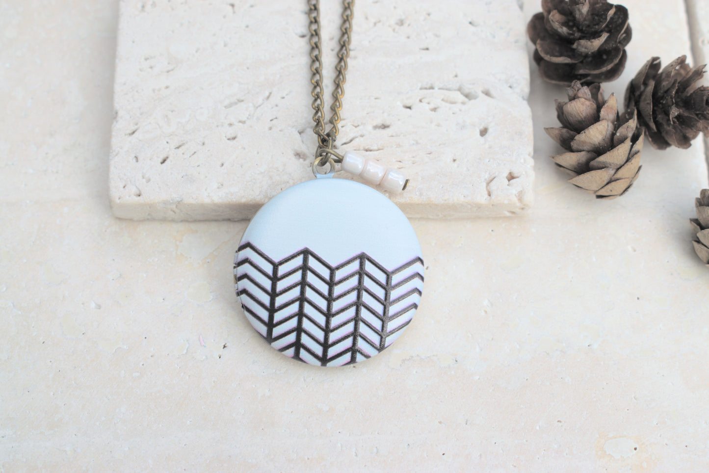 Bronzene minimalistische Ohrringe mit geometrischem Muster