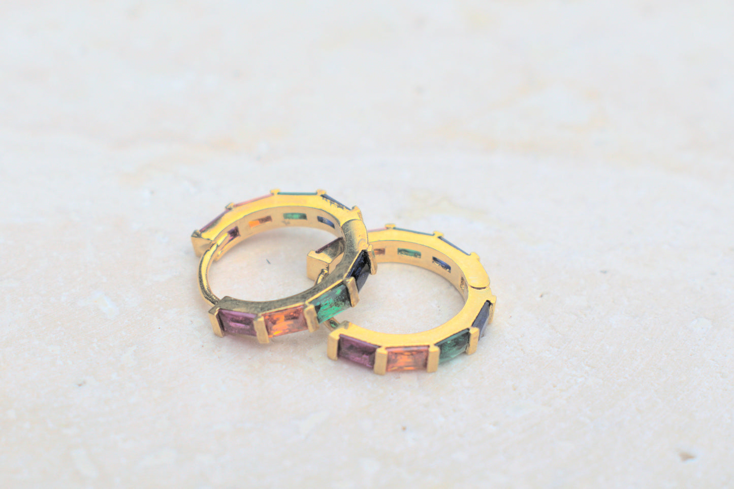 Goldene Ohrringe mit Regenbogen Farben