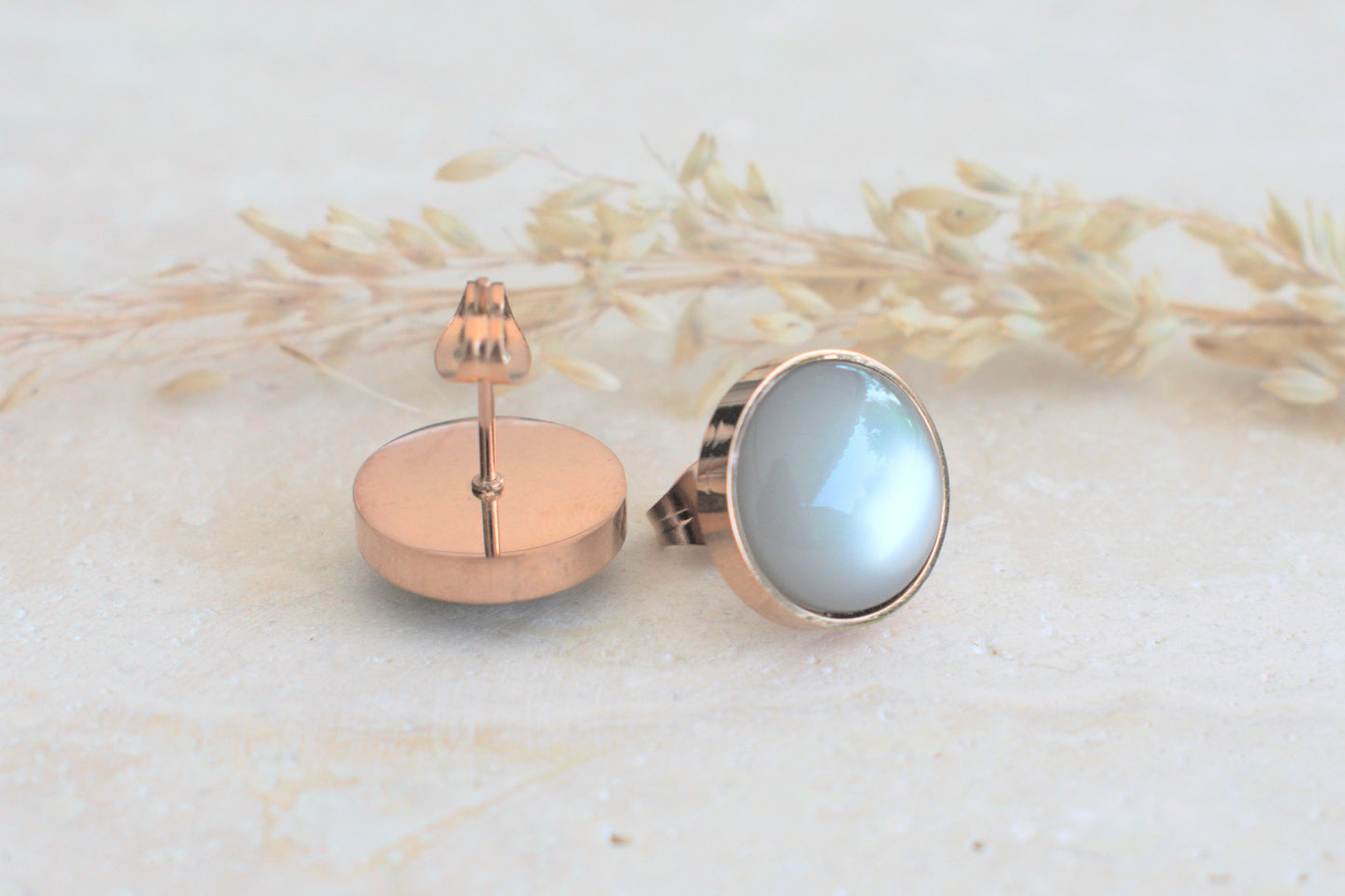 Rosegoldene Ohrstecker mit einem himmelblauen Cabochon