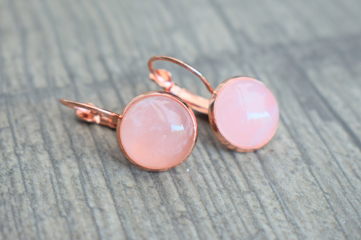 Rosegoldene Ohrringe mit einem Cabochon aus dem Edelstein Rosenquarz