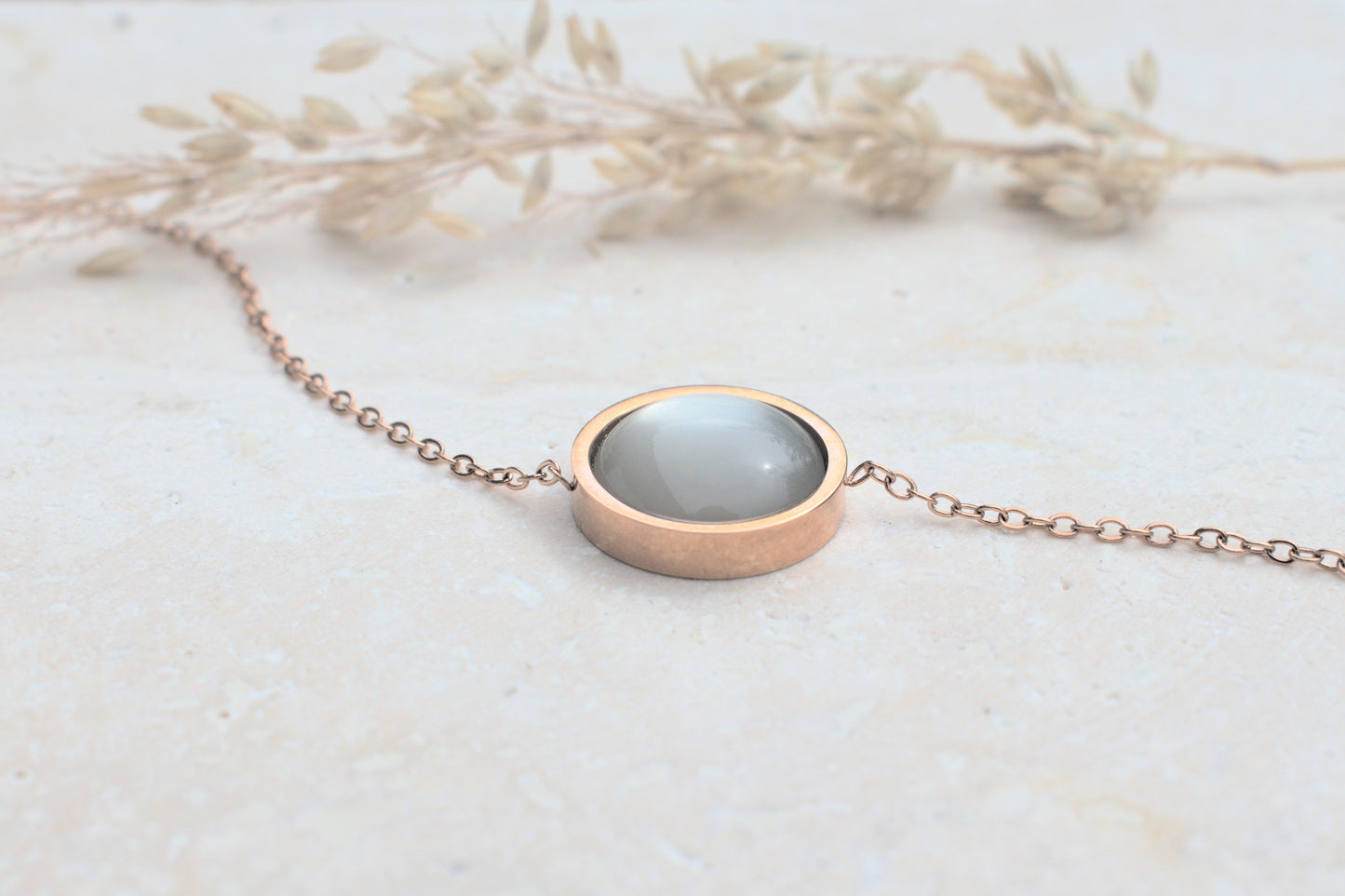 Elegantes rosegoldenes Armband aus Edelstahl mit einem himmelblauen Cabochon