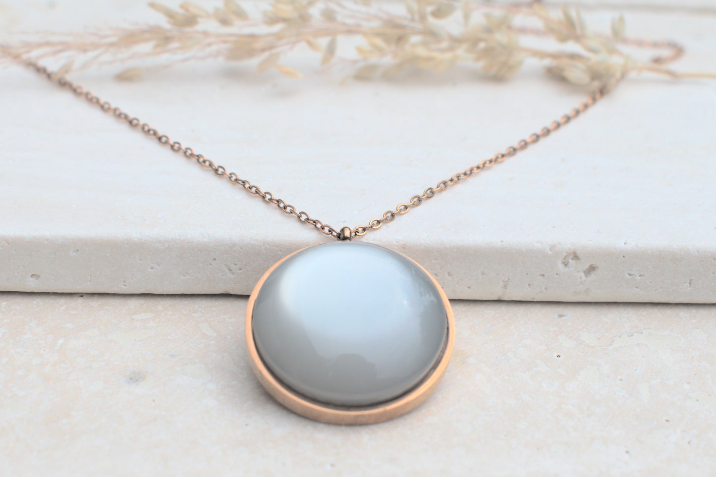 Rosegoldene Kette mit himmelblauem Cabochon