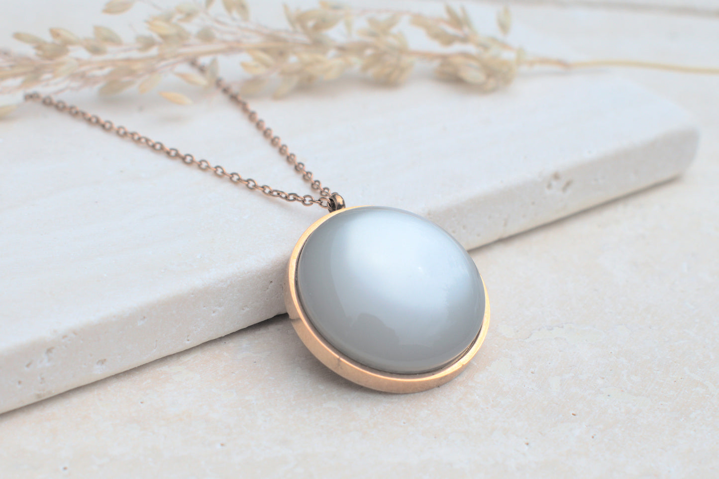 Rosegoldene Kette mit himmelblauem Cabochon