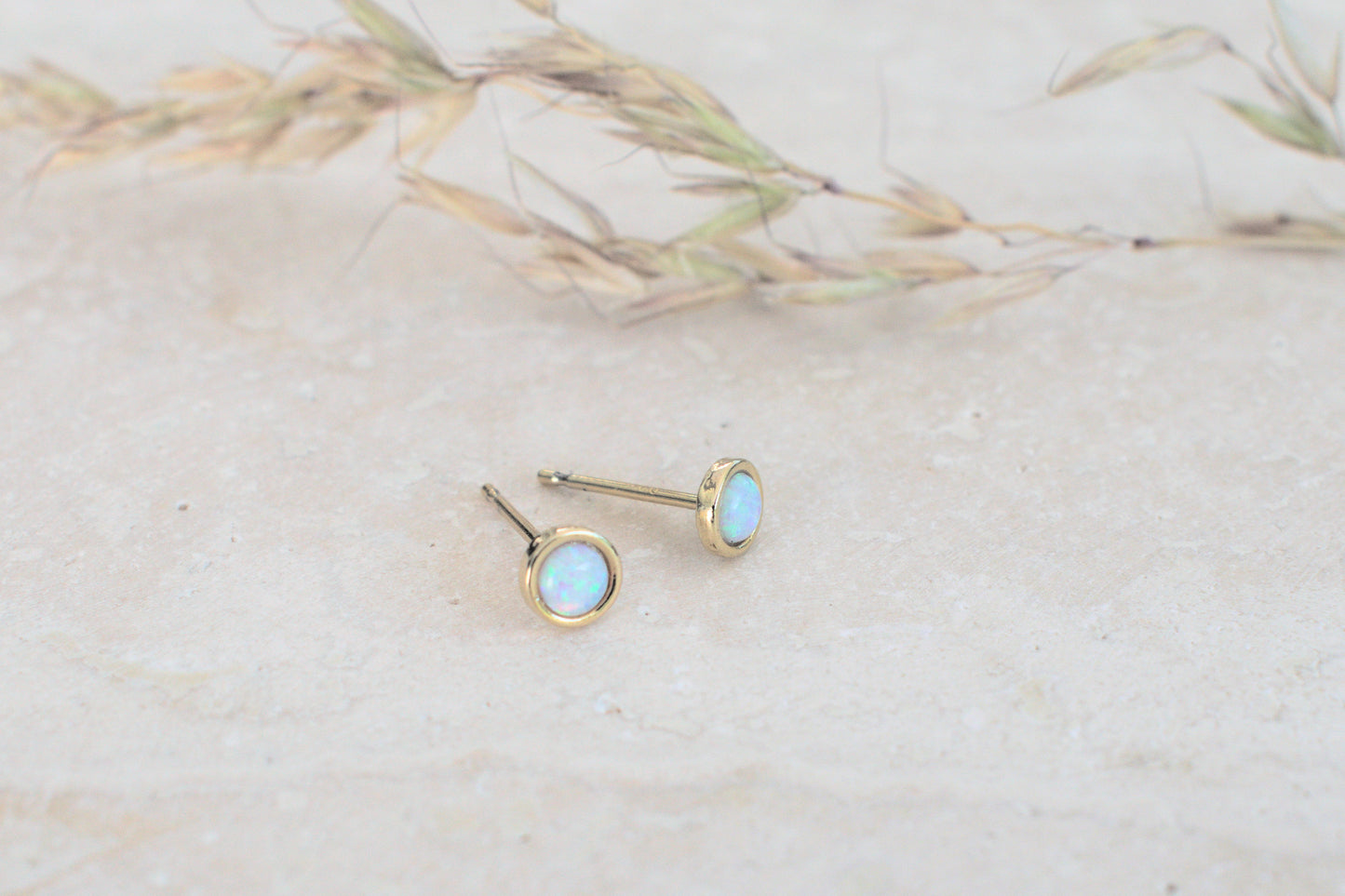 goldene runde Ohrstecker in gold mit dem Edelstein Mondstein