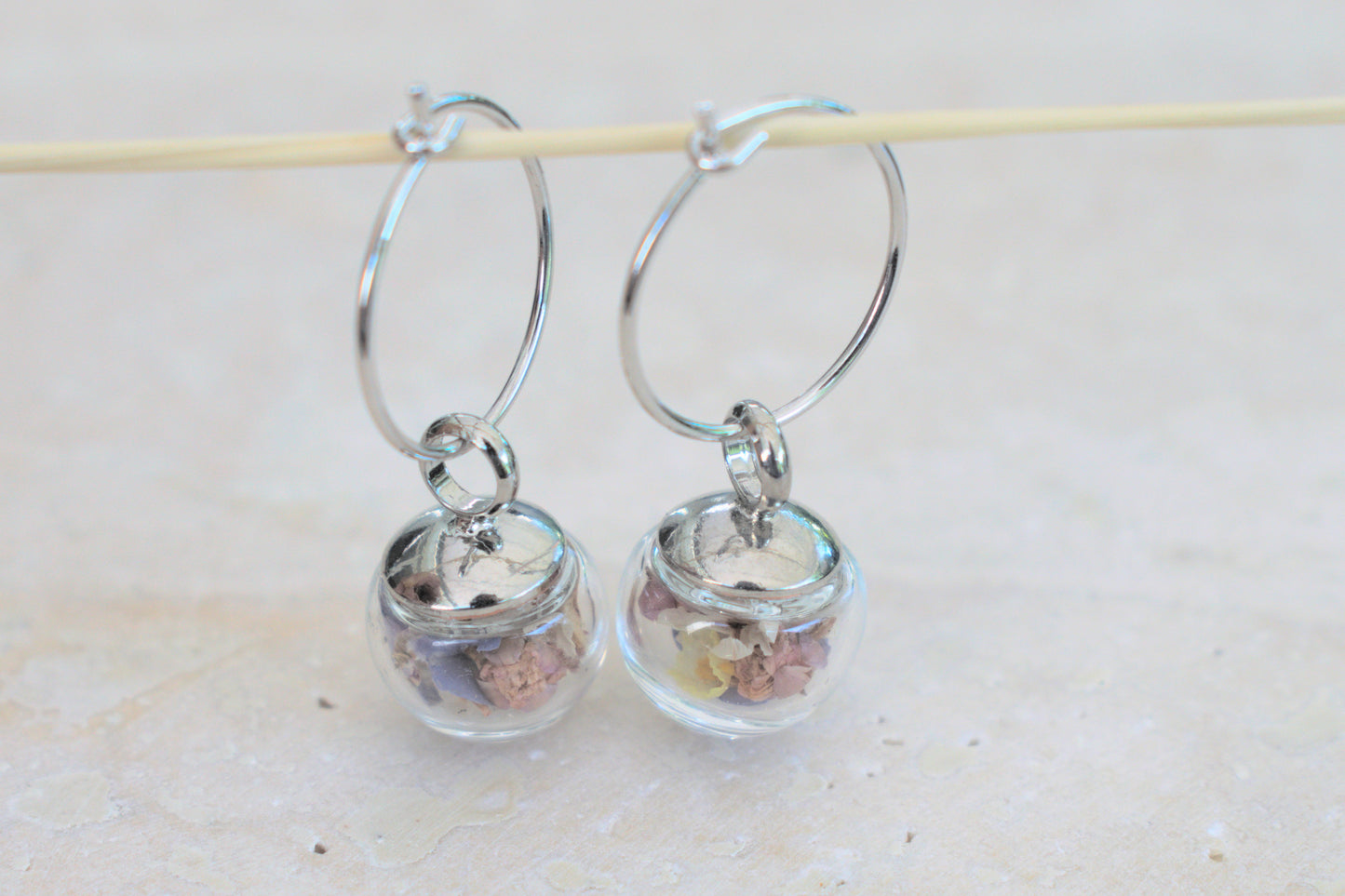 Silberne Creolen Ohrringe mit echten bunten Blüten