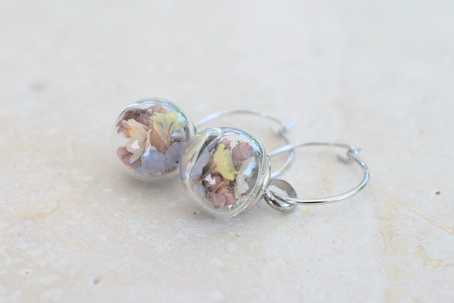 Silberne Creolen Ohrringe mit echten bunten Blüten