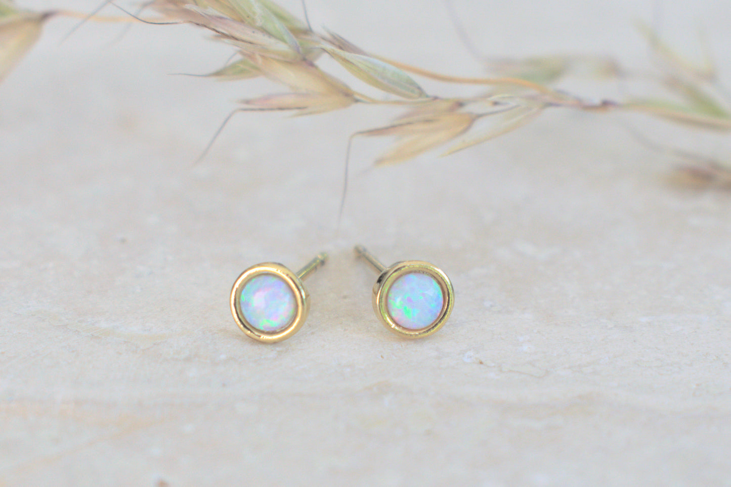 goldene runde Ohrstecker in gold mit dem Edelstein Mondstein