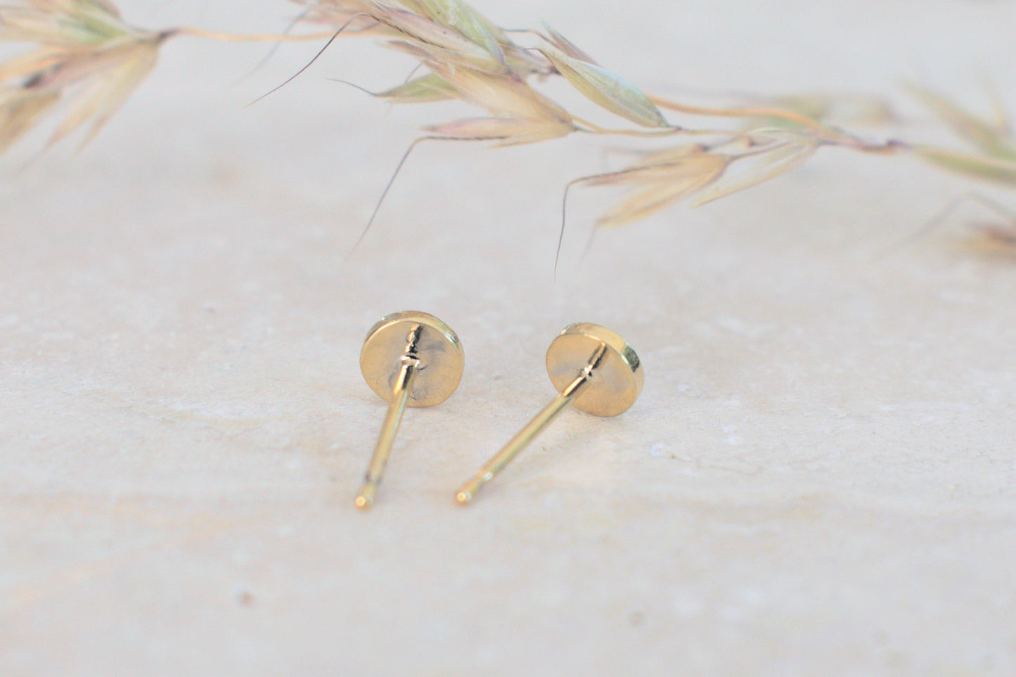 goldene runde Ohrstecker in gold mit dem Edelstein Mondstein