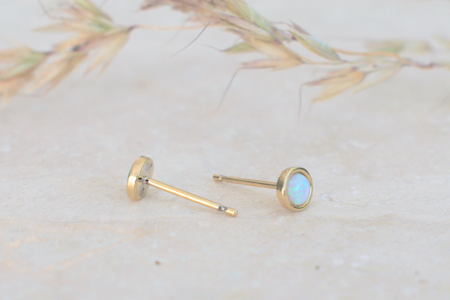 goldene runde Ohrstecker in gold mit dem Edelstein Mondstein