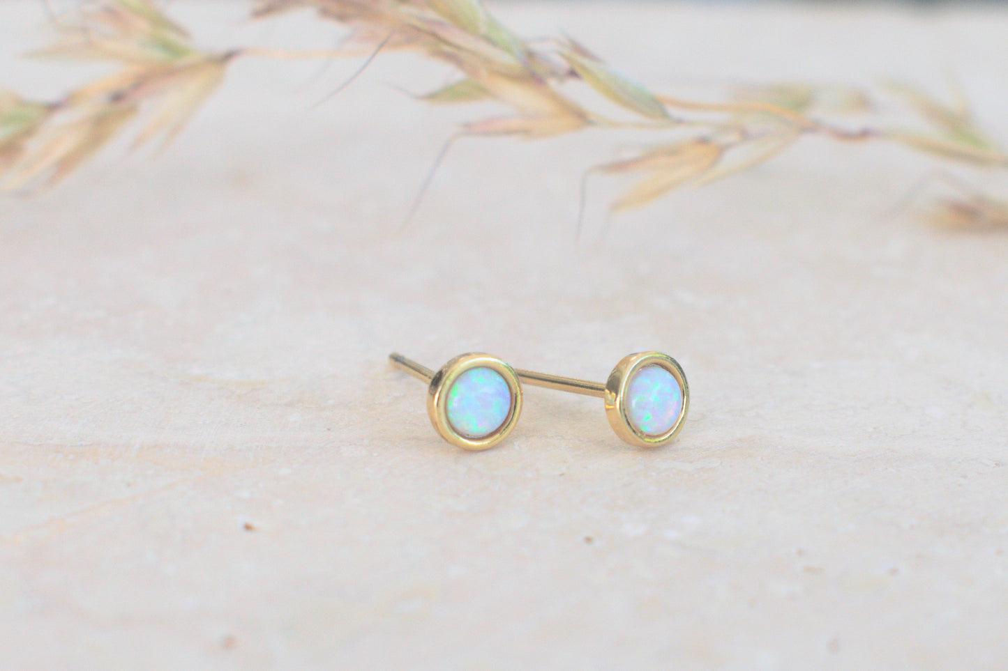 goldene runde Ohrstecker in gold mit dem Edelstein Mondstein