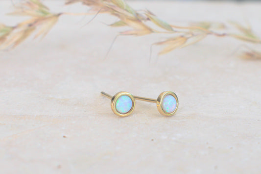 goldene runde Ohrstecker in gold mit dem Edelstein Mondstein