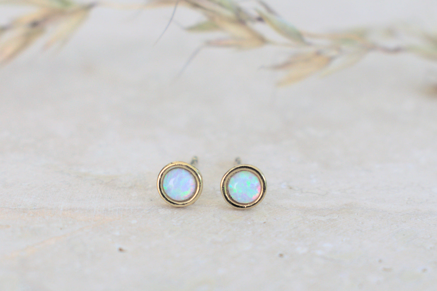 goldene runde Ohrstecker in gold mit dem Edelstein Mondstein