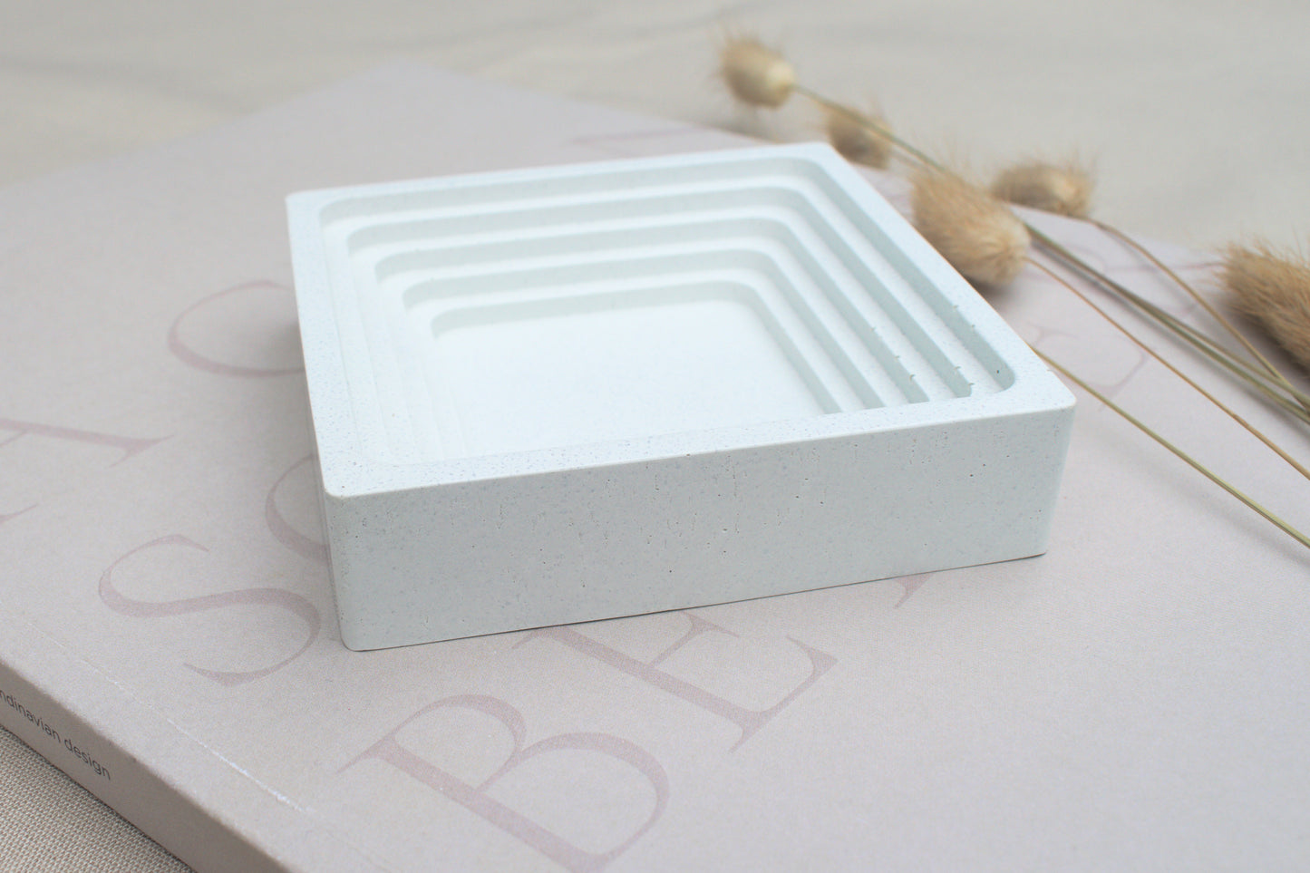 Weiße quadratische Dekoschale oder weiße Schmuckschale aus Beton