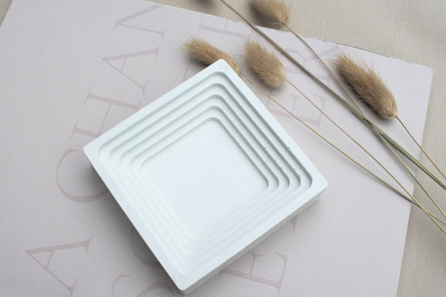 Weiße quadratische Dekoschale oder weiße Schmuckschale aus Beton