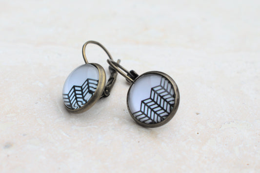 Bronzene minimalistische Ohrringe mit geometrischem Muster