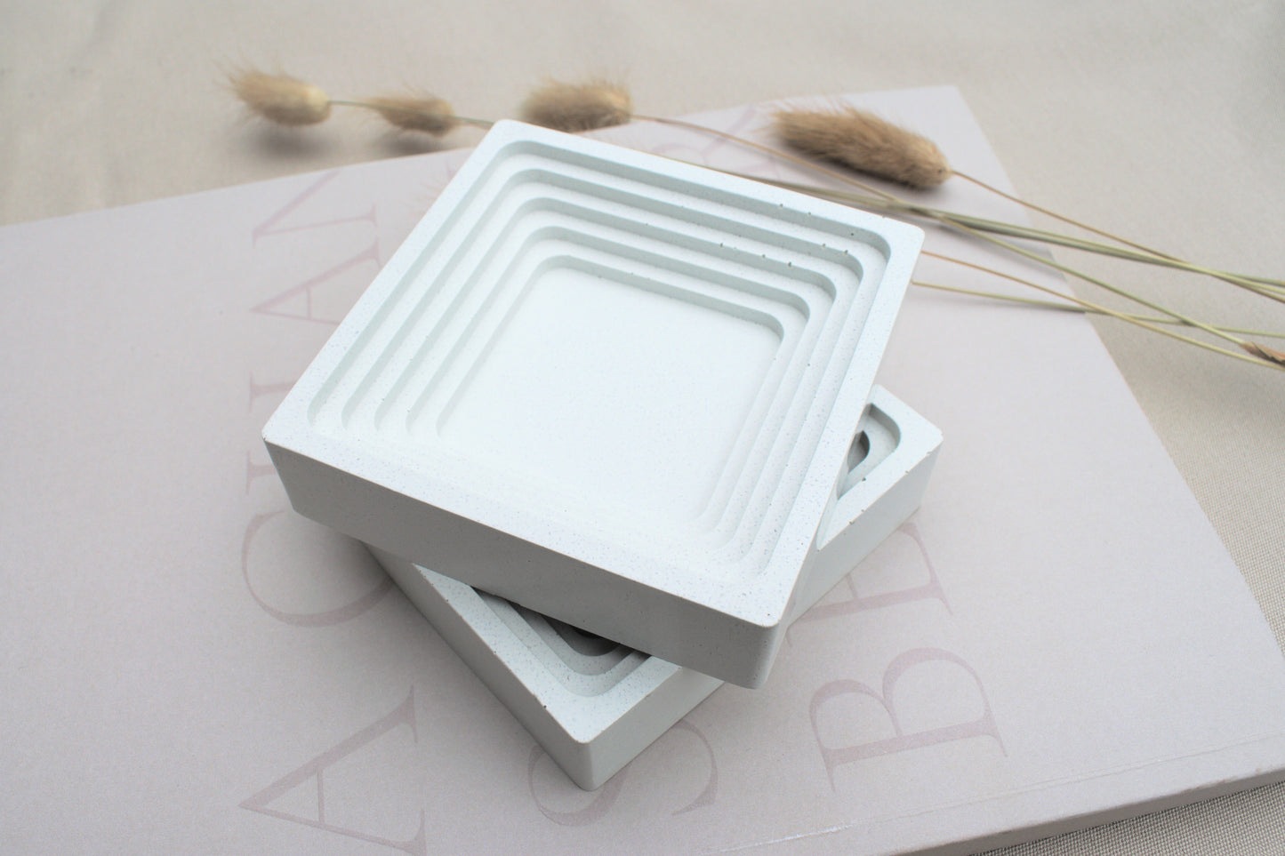 Weiße quadratische Dekoschale oder weiße Schmuckschale aus Beton