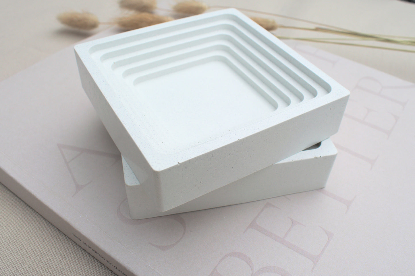 Weiße quadratische Dekoschale oder weiße Schmuckschale aus Beton
