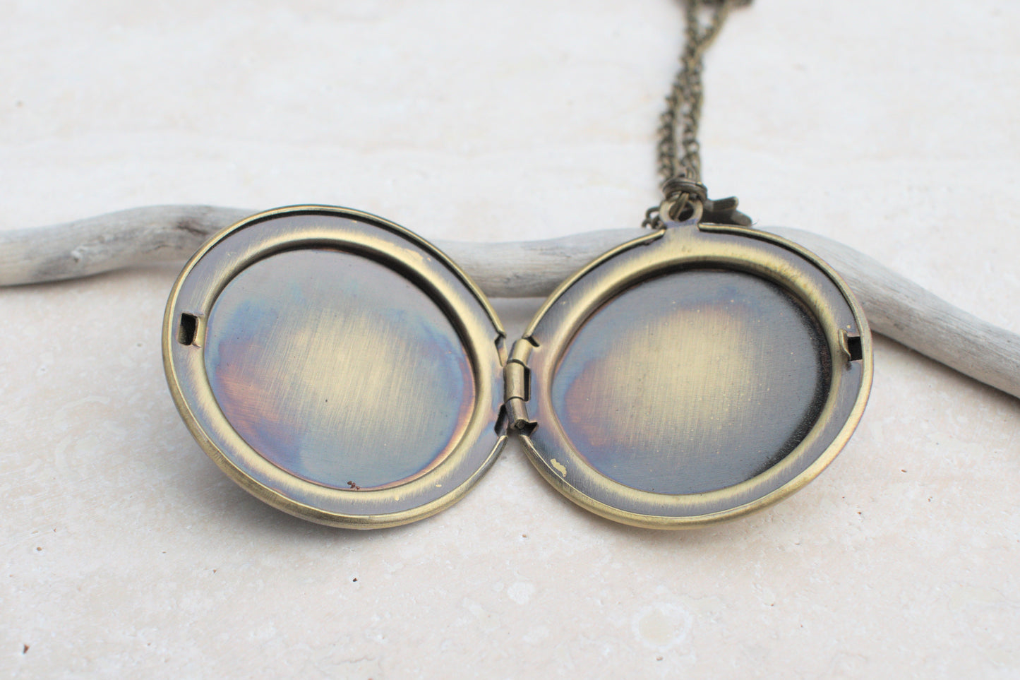 Bronzene Kette mit Photo Medaillon und dem weihnachtlichem Motiv Hirsch