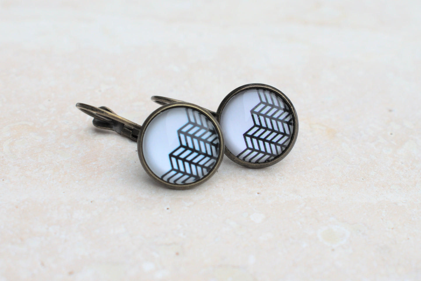 Bronzene minimalistische Ohrringe mit geometrischem Muster