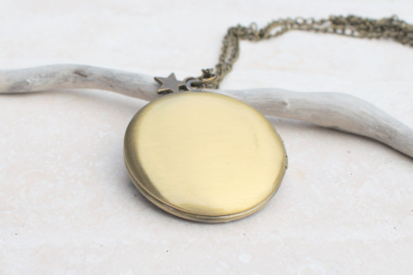 Bronzene Kette mit Photo Medaillon und dem weihnachtlichem Motiv Hirsch