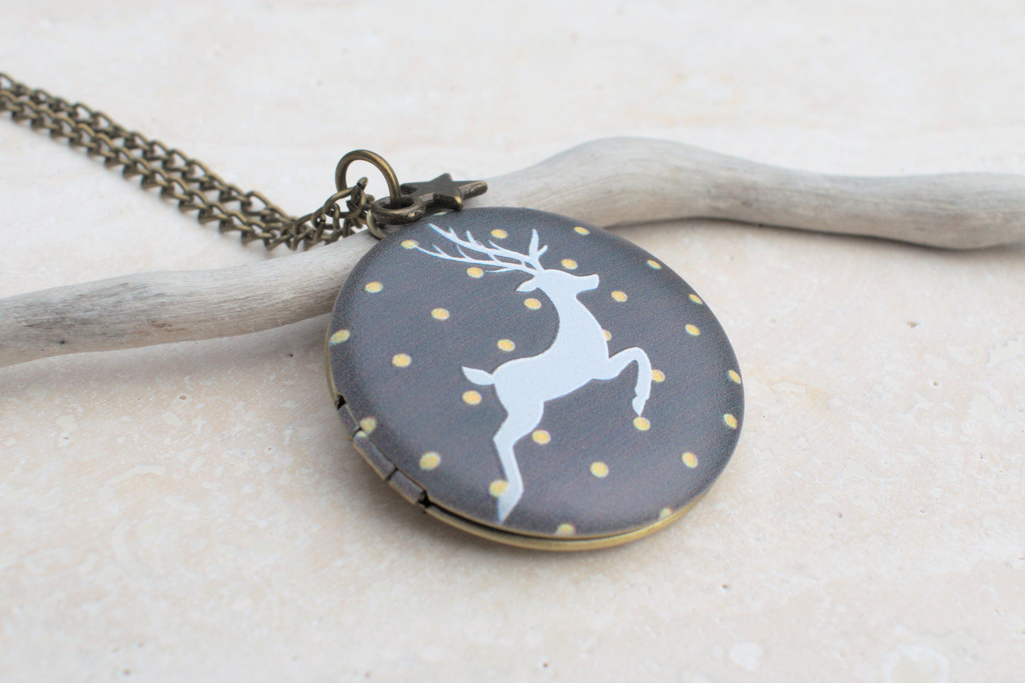 Bronzene Kette mit Photo Medaillon und dem weihnachtlichem Motiv Hirsch