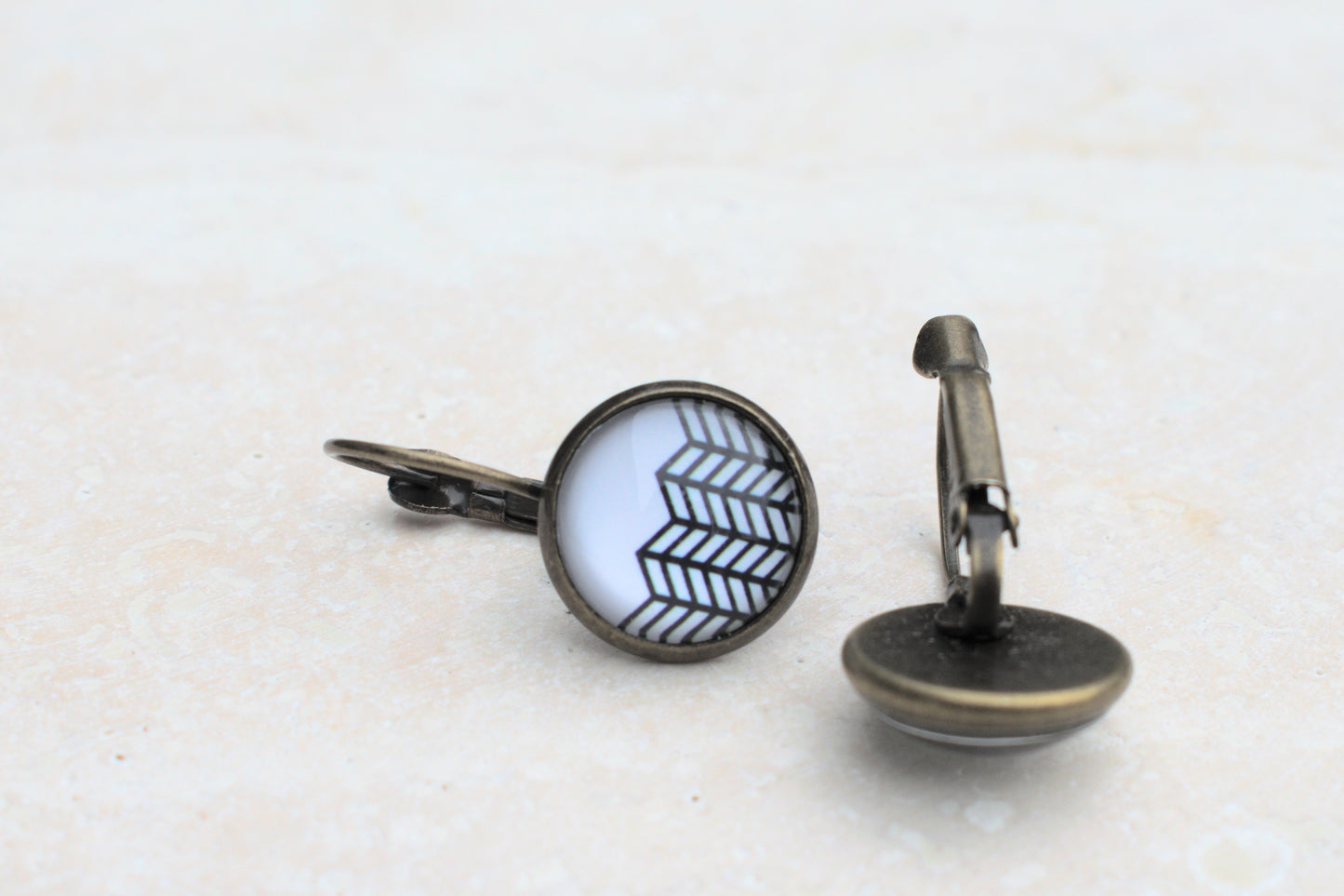 Bronzene minimalistische Ohrringe mit geometrischem Muster