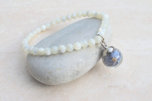 Blütenarmband mit echten Vergissmeinnicht und weißen Perlmuttperlen