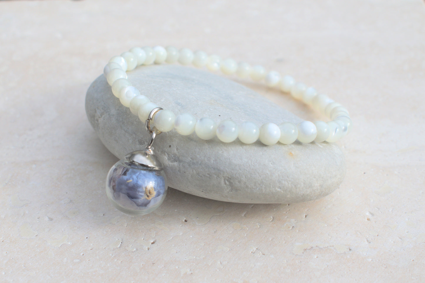 Blütenarmband mit echten Vergissmeinnicht und weißen Perlmuttperlen