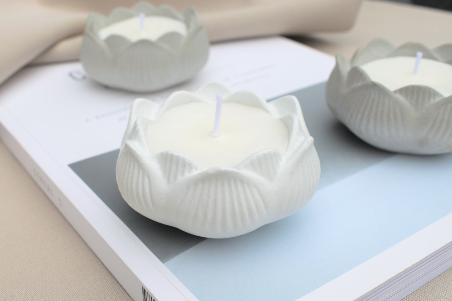 Kerze aus Beton in Form einer Blume, der Lotusblüte