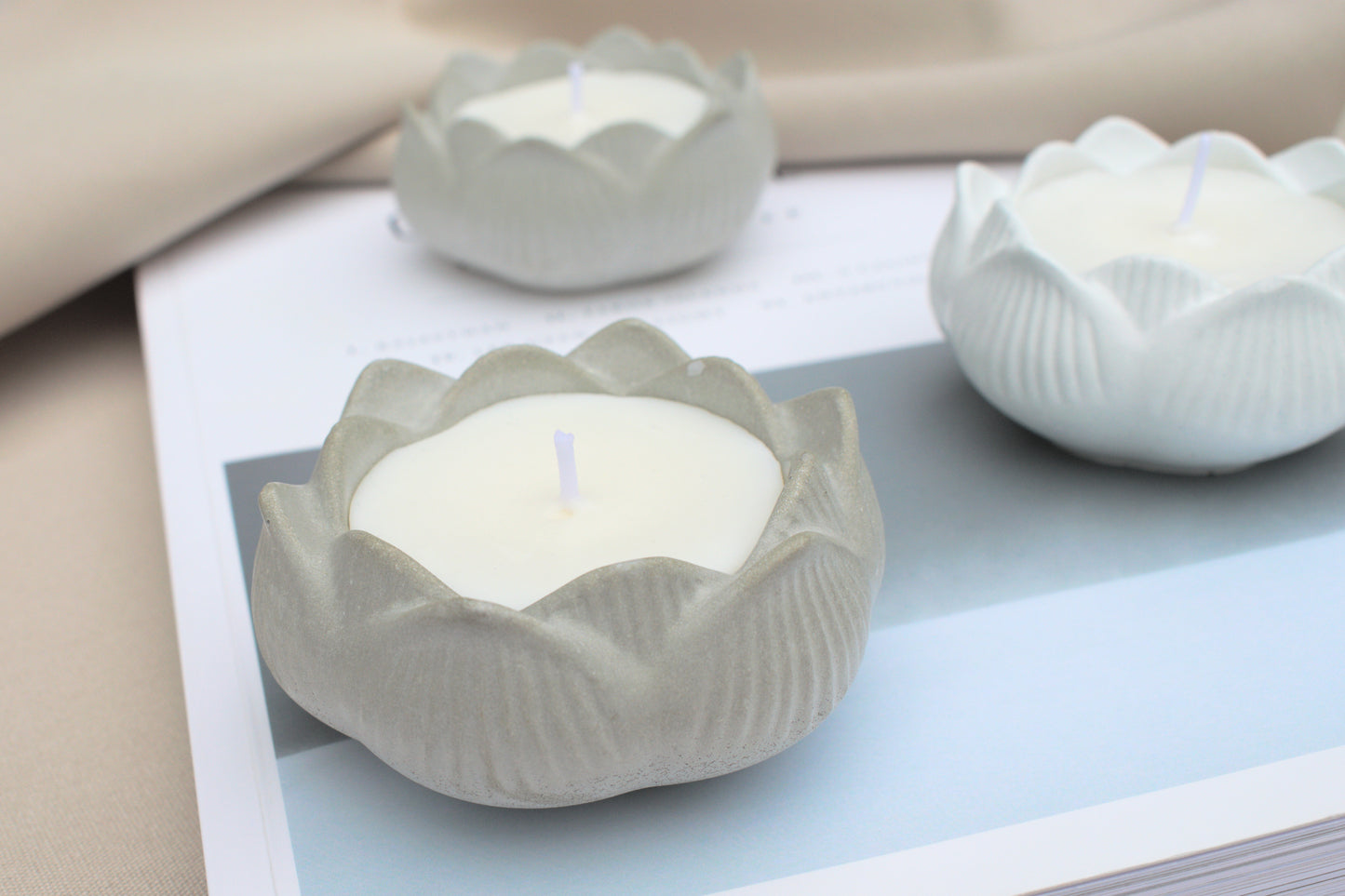 Kerze aus Beton in Form einer Blume, der Lotusblüte