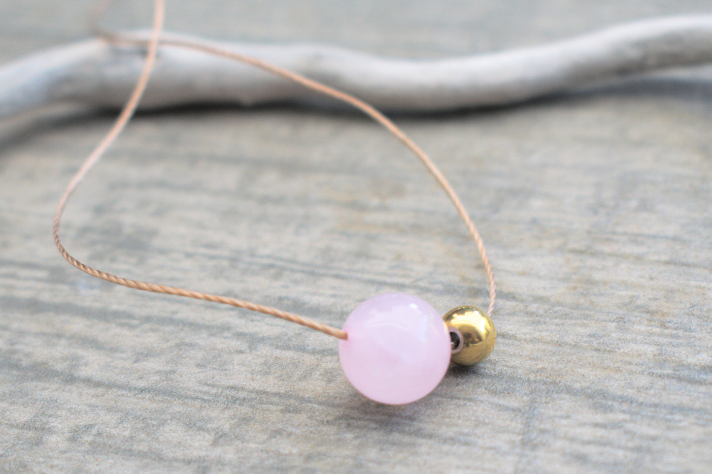 Zarte Kette mit dem Edelstein Rosenquarz und einer goldenen Perle für Damen