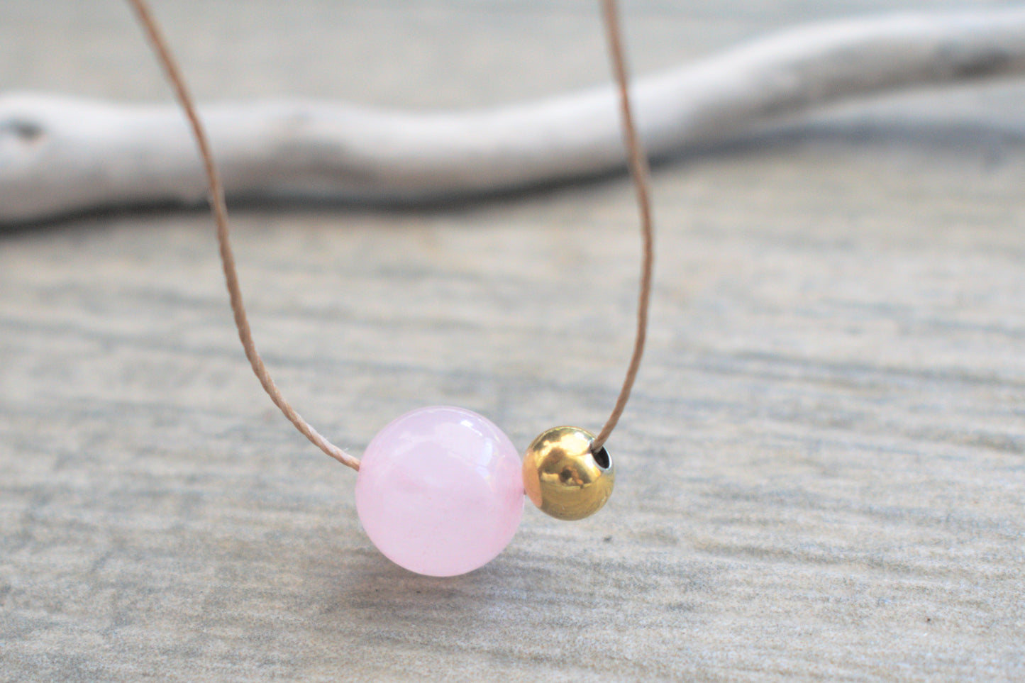 Zarte Kette mit dem Edelstein Rosenquarz und einer goldenen Perle für Damen