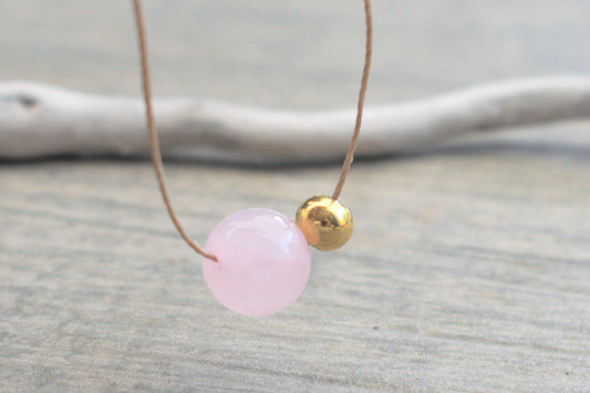 Zarte Kette mit dem Edelstein Rosenquarz und einer goldenen Perle für Damen