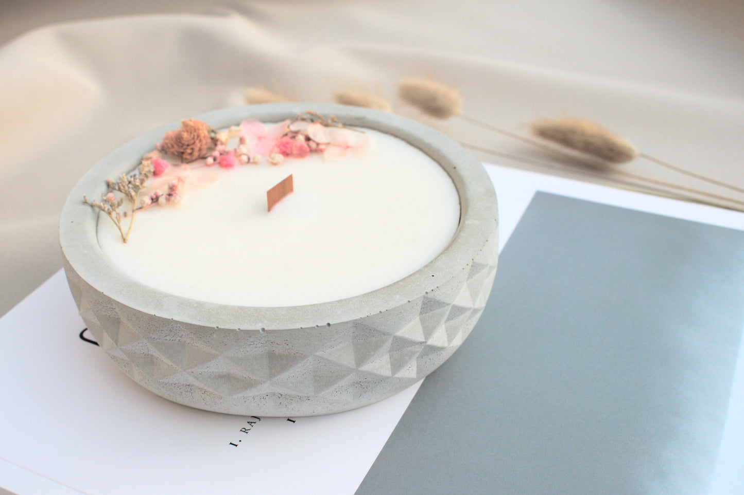 Handgemachte vegane Kerze, Duftkerze mit getrockneten Blüten, Holzdochtkerze, Vanillekerze, Soyakerze, Kerze mit Beton, handgegossene Kerze