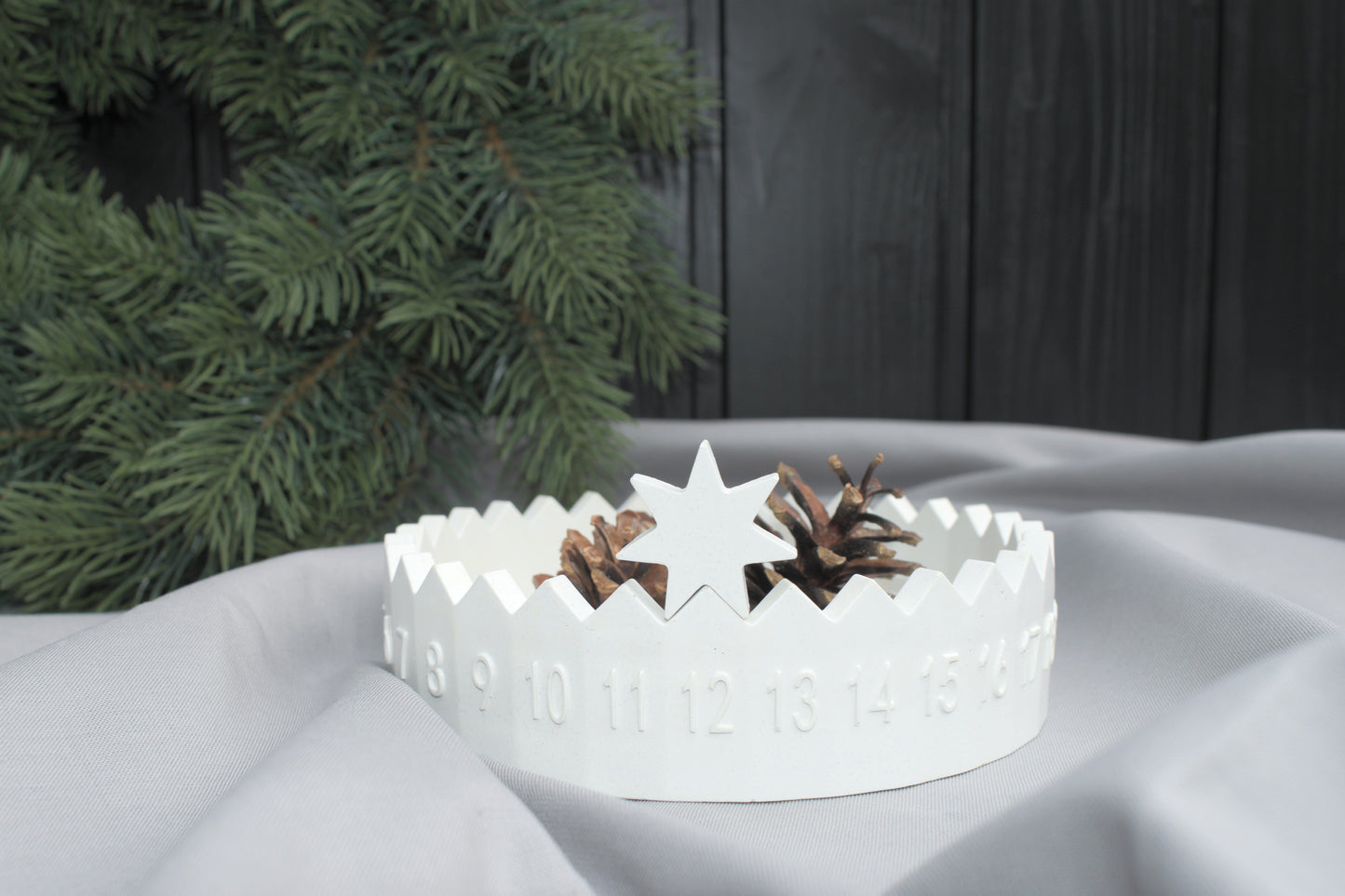 Skandinavischer Adventskalender aus weißem Beton für ein hygge Weihnachten