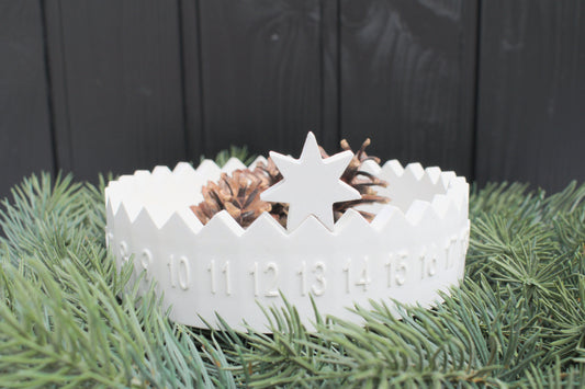 Skandinavischer Adventskalender aus weißem Beton für ein hygge Weihnachten