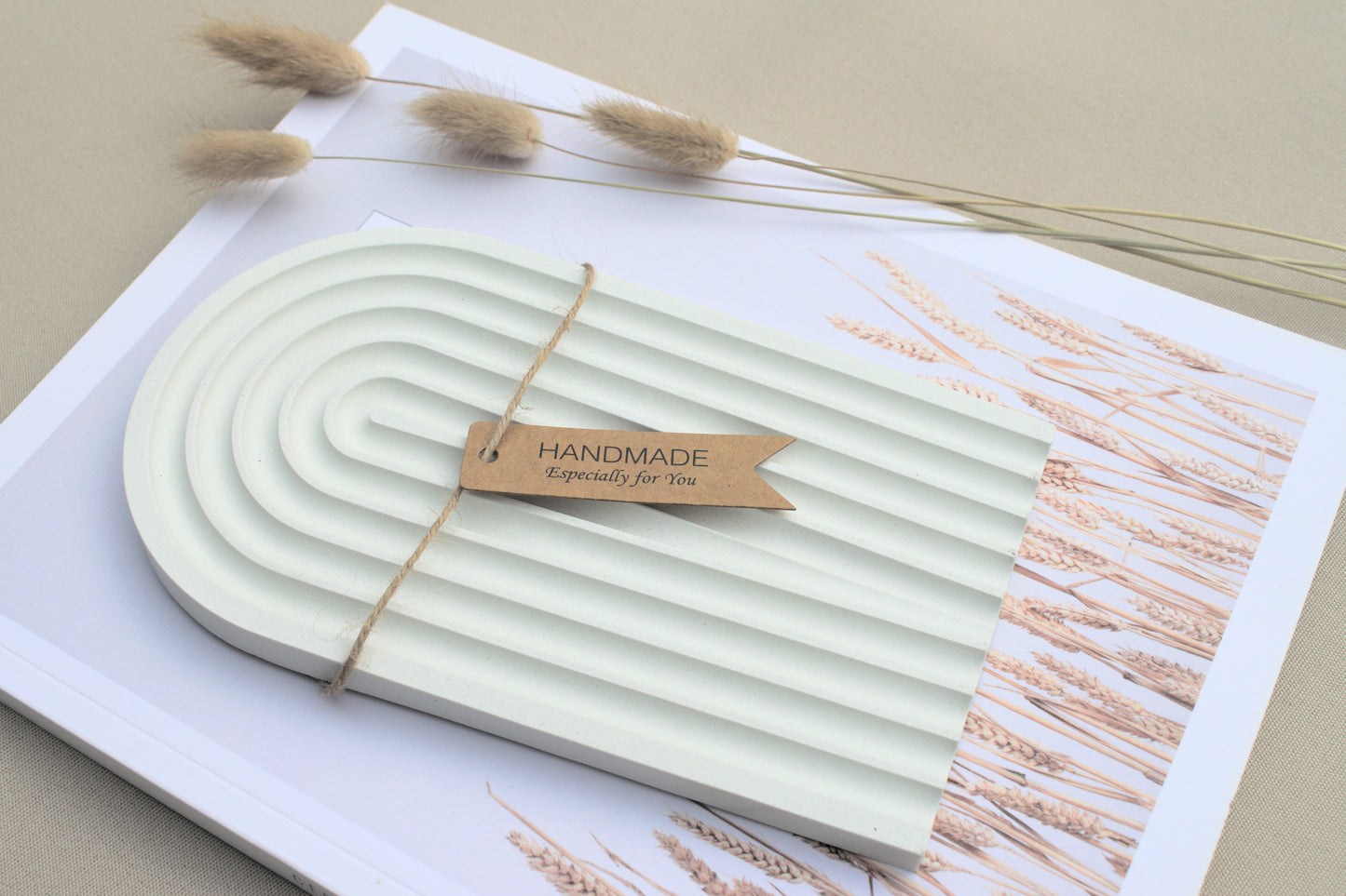 Regenbogen Tablett bzw. Schmuckschale aus weißem Beton in skandinavischen Design