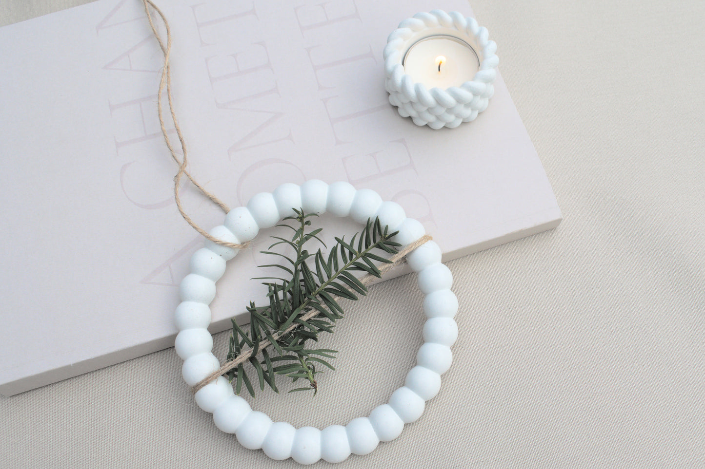 Kleiner Dekoring aus weißem Beton mit braunen Schnüren, Türdeko, Wanddeko