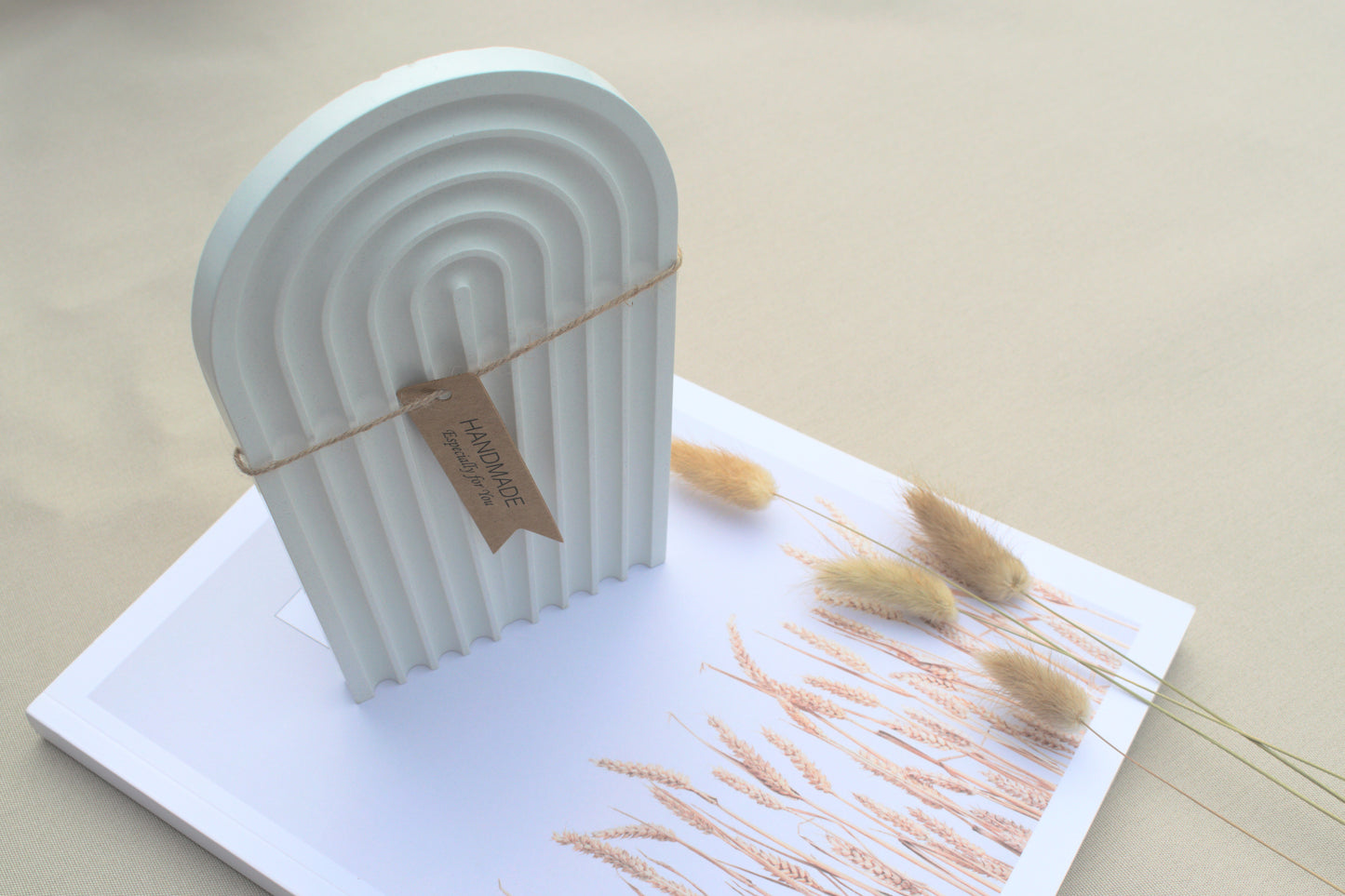 Regenbogen Tablett bzw. Schmuckschale aus weißem Beton in skandinavischen Design