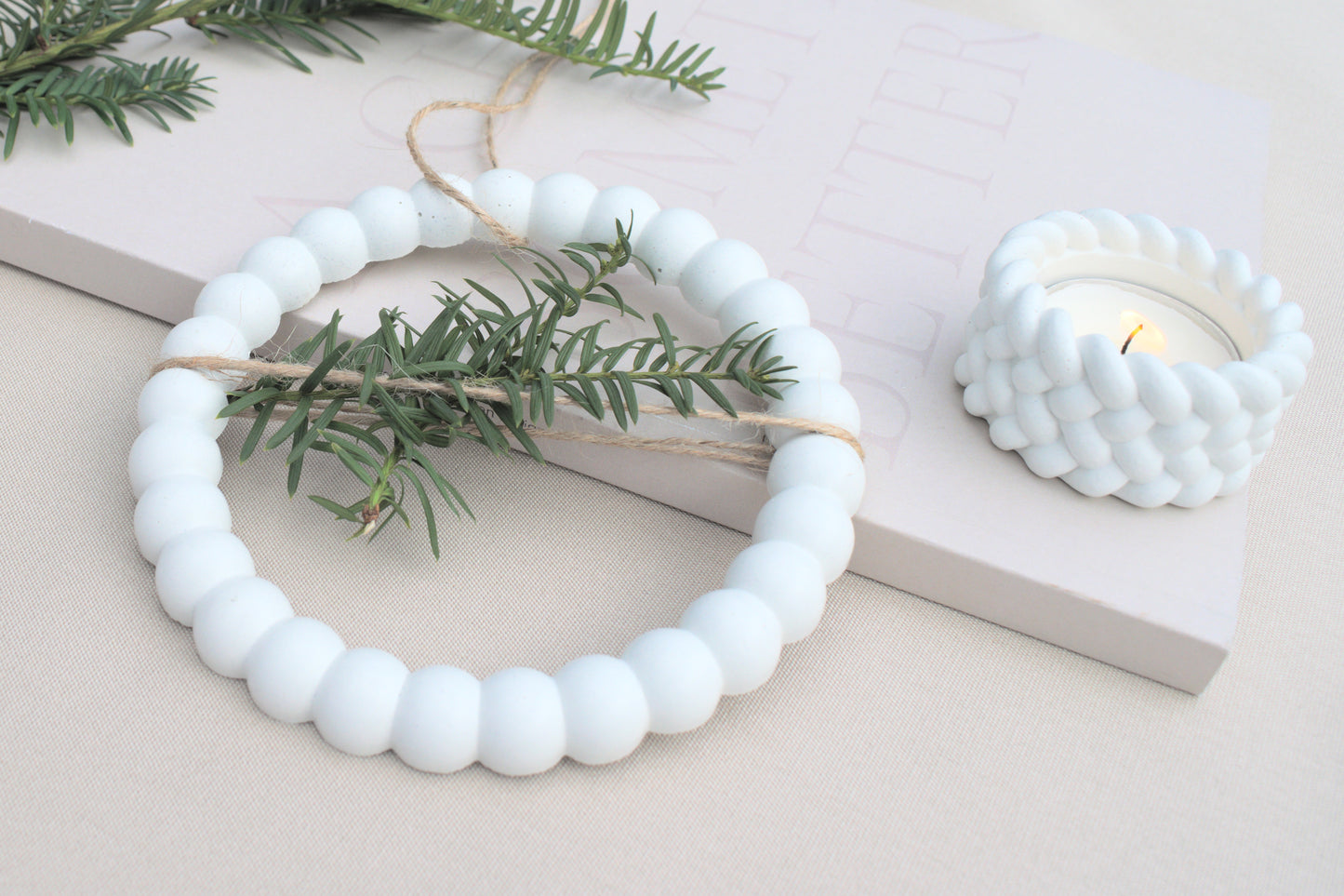 Kleiner Dekoring aus weißem Beton mit braunen Schnüren, Türdeko, Wanddeko