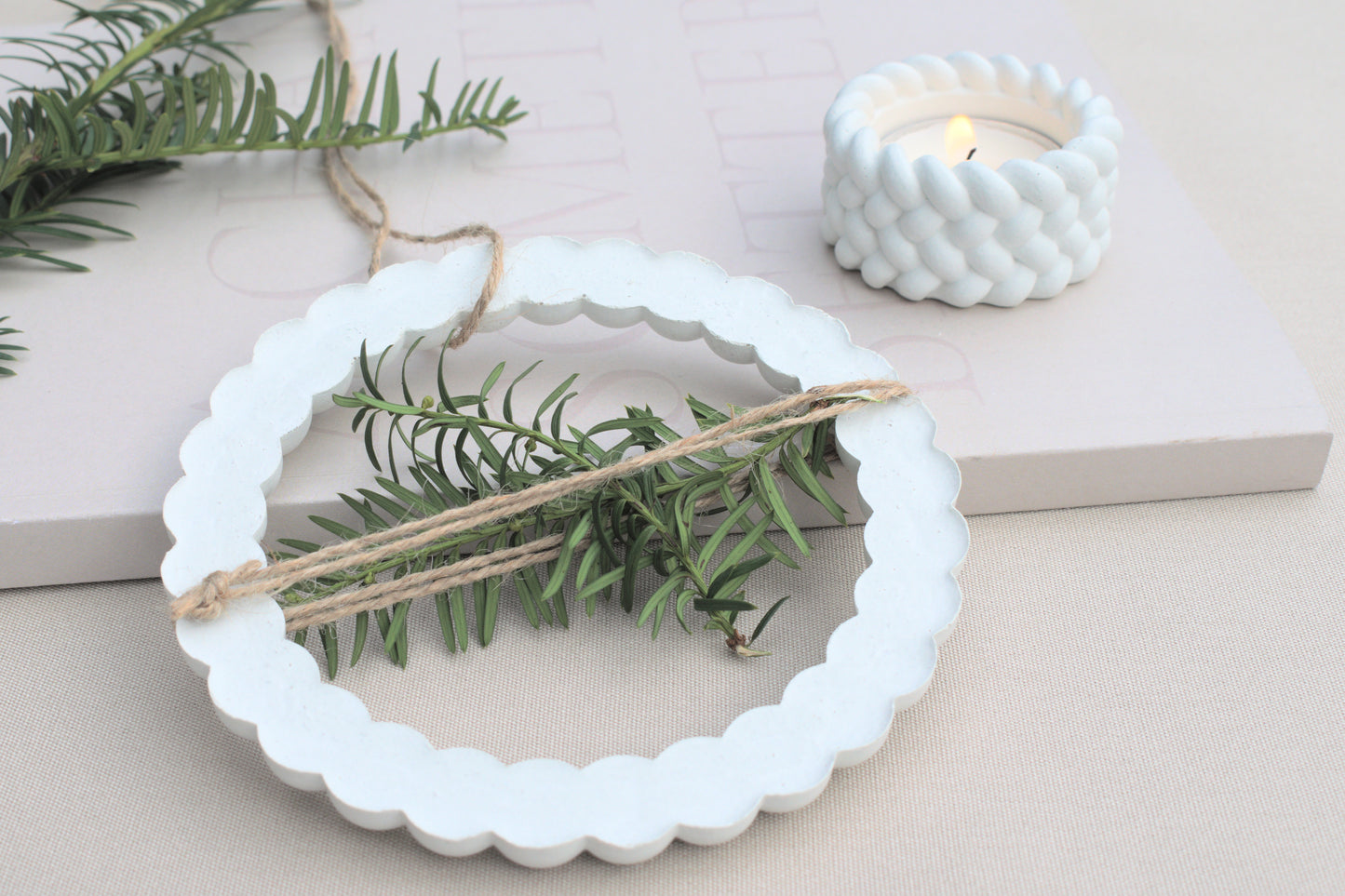 Kleiner Dekoring aus weißem Beton mit braunen Schnüren, Türdeko, Wanddeko