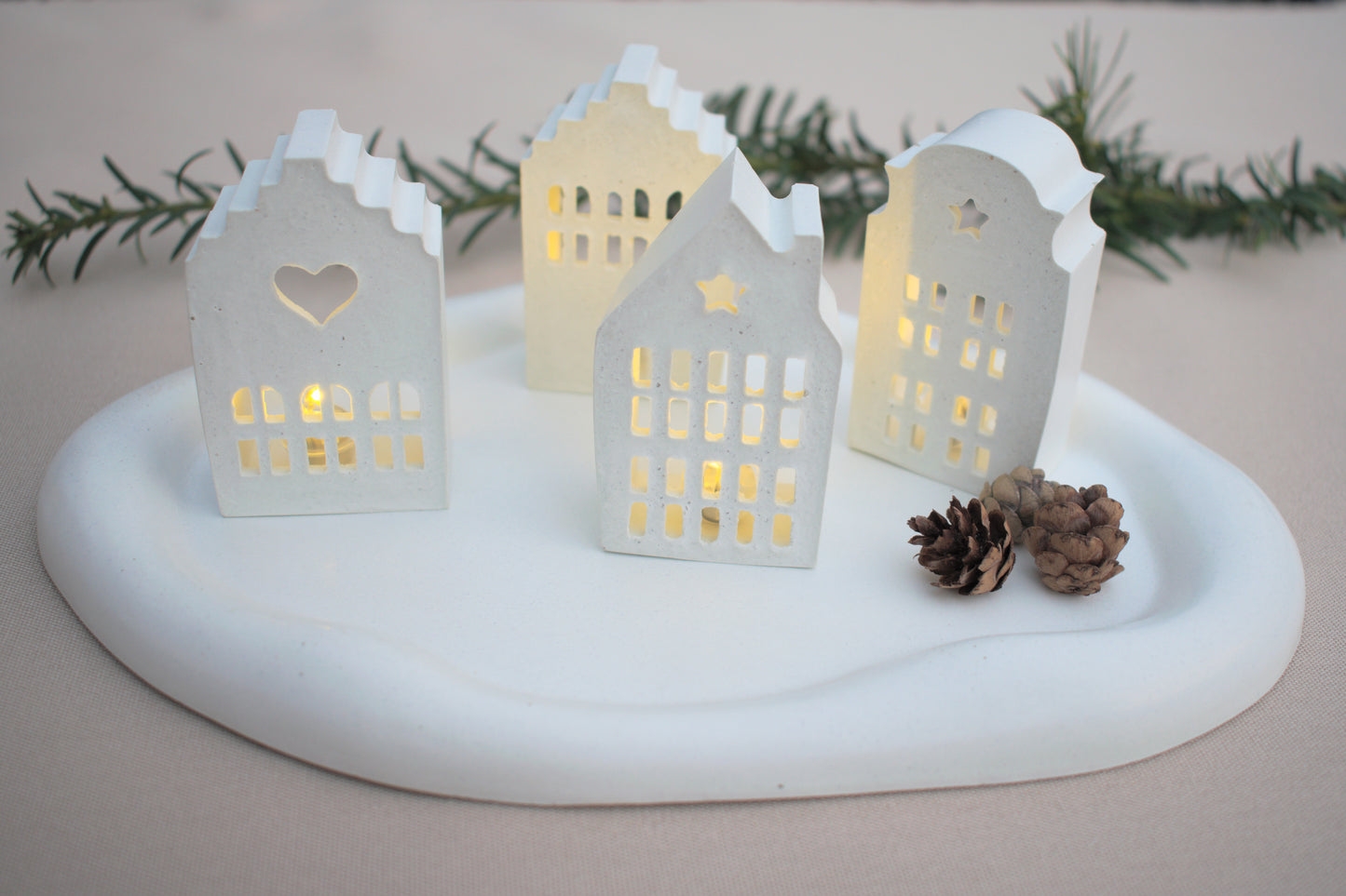 Skandi mini Lichthäuser Set aus weißem Beton für ein nordisches hygge zu Hause mit Licht