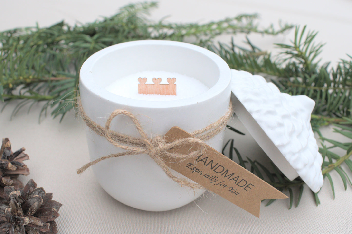 Eichel Kerzen aus weißem Beton mit Kerzensand und einem Holzdocht mit Herzen - Skandi Home