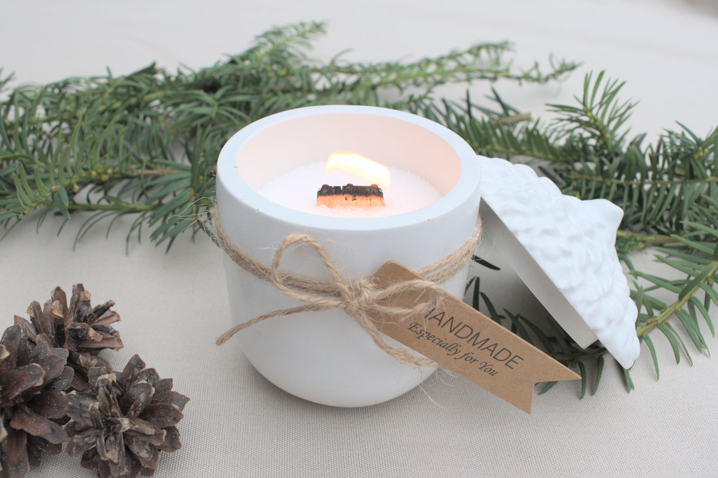 Eichel Kerzen aus weißem Beton mit Kerzensand und einem Holzdocht mit Herzen - Skandi Home