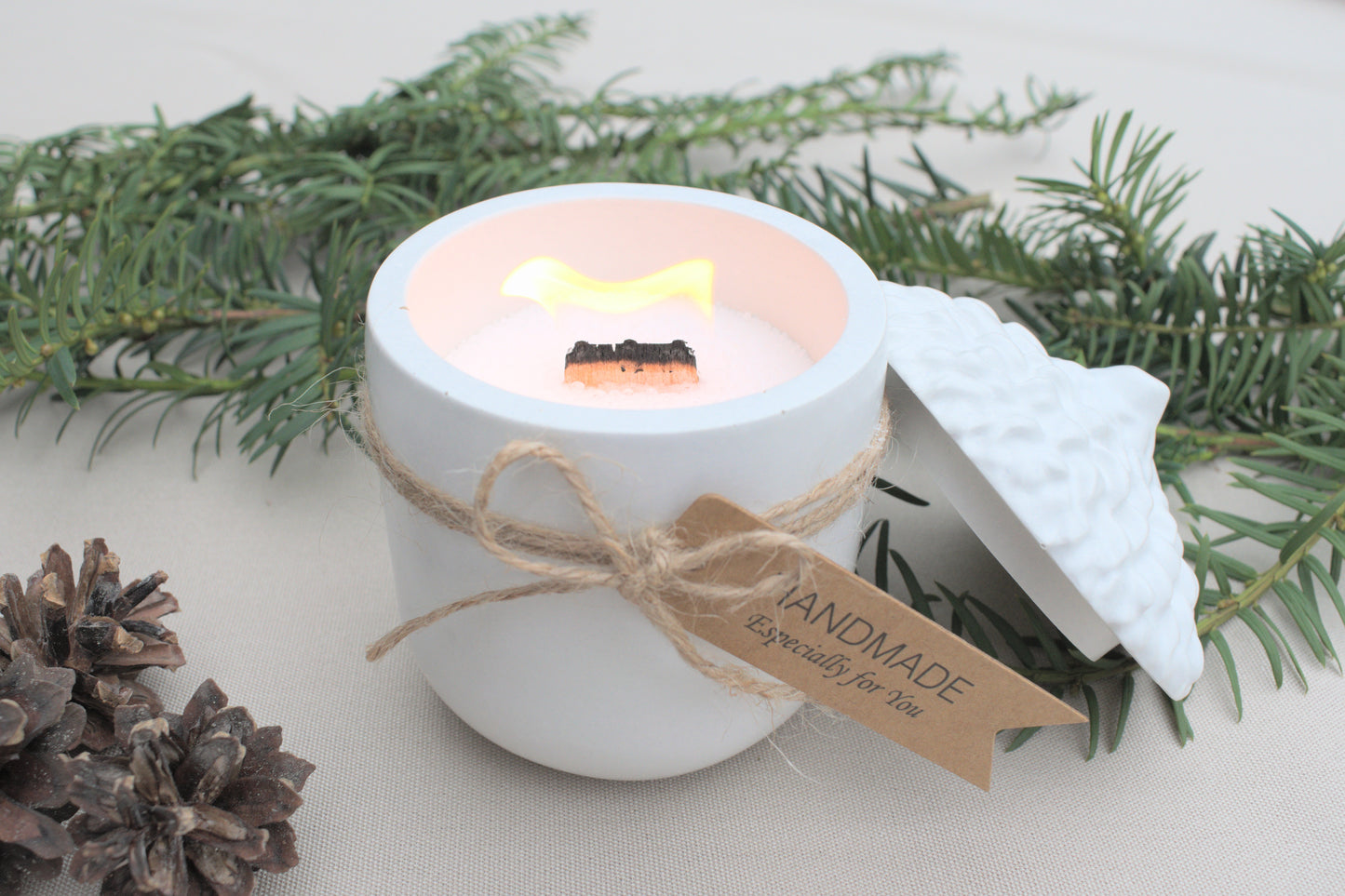 Eichel Kerzen aus weißem Beton mit Kerzensand und einem Holzdocht mit Herzen - Skandi Home