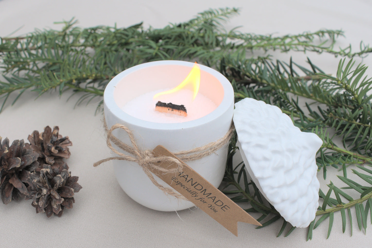 Eichel Kerzen aus weißem Beton mit Kerzensand und einem Holzdocht mit Herzen - Skandi Home