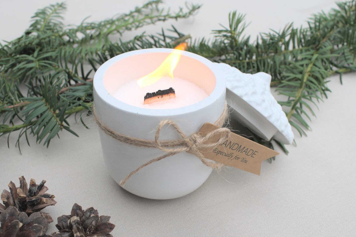 Eichel Kerzen aus weißem Beton mit Kerzensand und einem Holzdocht mit Herzen - Skandi Home