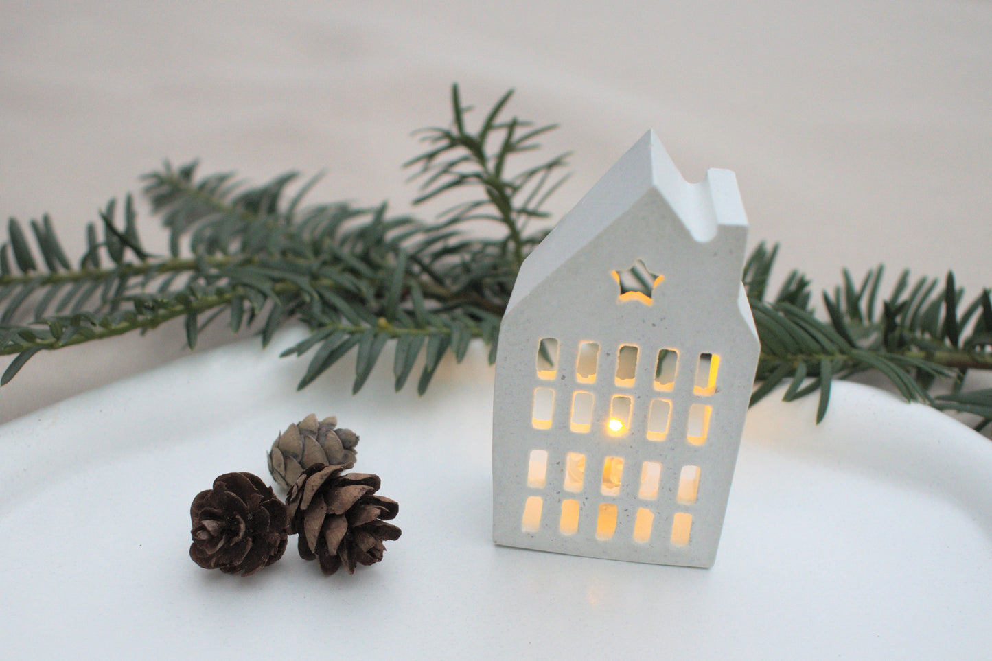 Skandi mini Lichthäuser Set aus weißem Beton für ein nordisches hygge zu Hause mit Licht