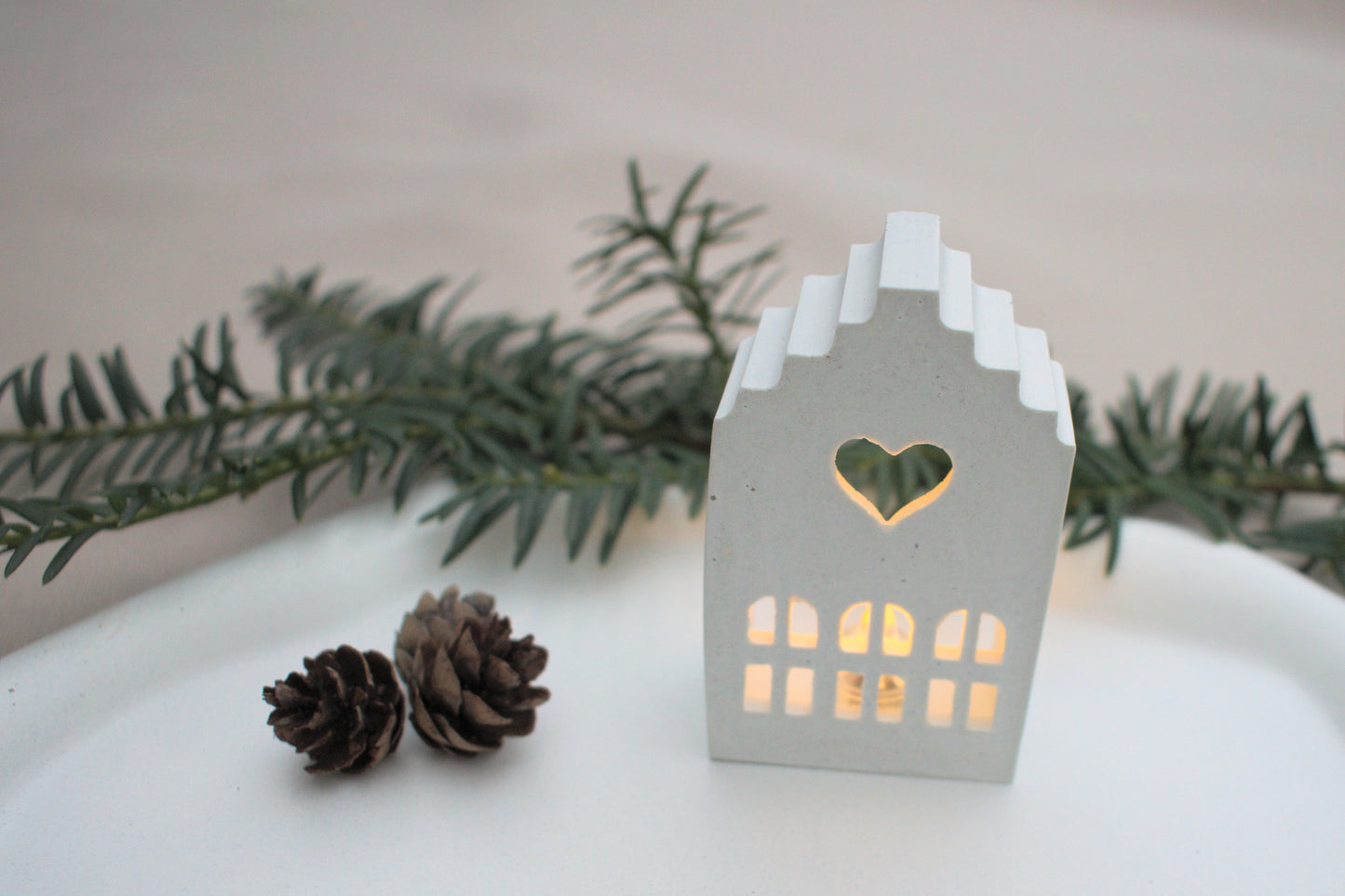 Skandi mini Lichthäuser Set aus weißem Beton für ein nordisches hygge zu Hause mit Licht